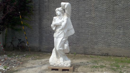 图2 工作室前雕塑