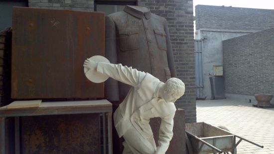 图3 工作室前雕塑