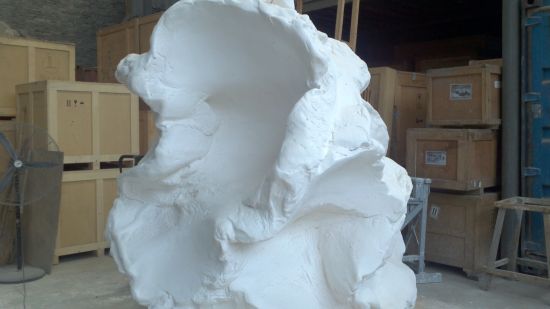 图5 工作室前雕塑