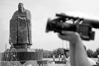 9.9米高的孔子雕像矗立在长春世界雕塑公园广场中央 本报记者 刘阳 摄