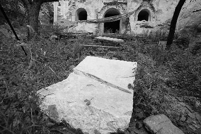 8月23日记者回访寺庙时看到，从正殿盗出被追回的藻井石石刻，至今被丢弃在台阶下 摄/法制晚报记者 崔毅飞