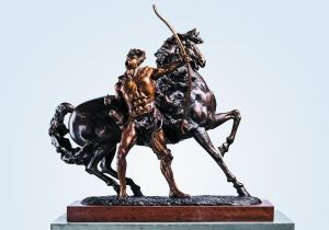 何健君雕塑《谁与争锋》