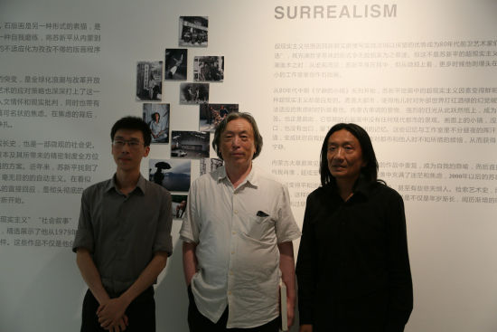 著名批评家贾方舟在展览现场