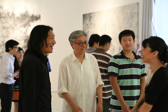 著名批评家高名潞在展览现场