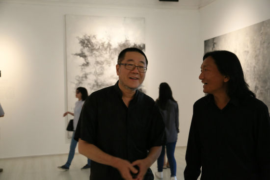 中央美院美术馆馆长王璜生在展览现场
