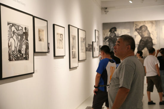 著名批评家宋永平在展览现场