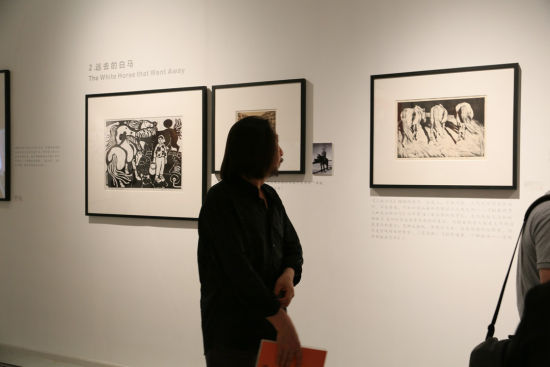 著名艺术家王广义在展览现场