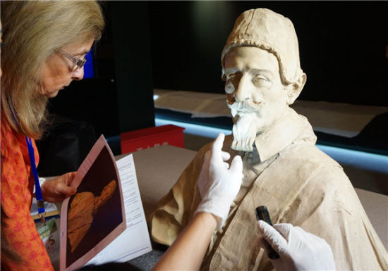 中意双方工作人员正在点交贝尼尼的陶质雕塑《亚历山大七世半身像》
