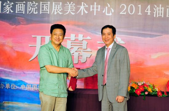 中国国家画院国展美术中心副总裁叶超（右）为中国国家画院油画院副院长张祖英颁发艺术家入驻证书