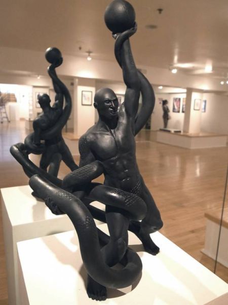 台北艺术展展出的科比赤裸雕塑