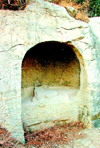 老虎洞向北崖壁上石窟造像趺坐遗存的洞窟。