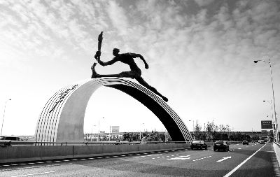 南京青奥主题雕塑《火炬手》，吴为山作于2014年，青铜、不锈钢，高16.5米，跨度39米，立于南京机场高速路段。