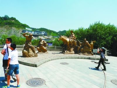游客在“西天取经”前拍照。 本组图片由本报记者齐兴福摄