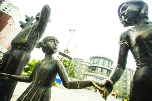 “母女俩”的手臂都“受伤”了。