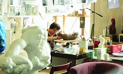 徐诚一在工作室里进行雕塑创作。