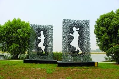 这个雕塑叫做“奔向明天”。 李强 摄