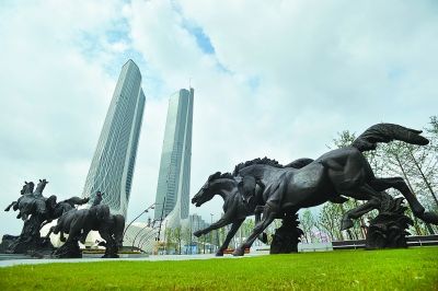 橄榄球项目雕塑。