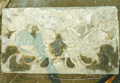 图为石雕的两个麒麟图案 见习记者任勇 摄