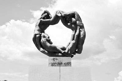 图为雕塑“生命之环” 赵广俊摄