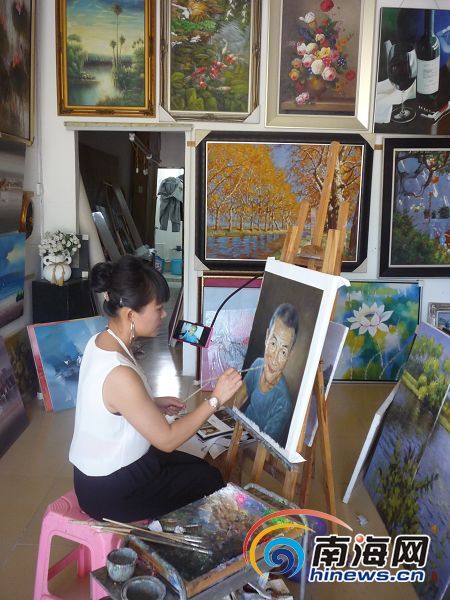 杨娇萍在画画