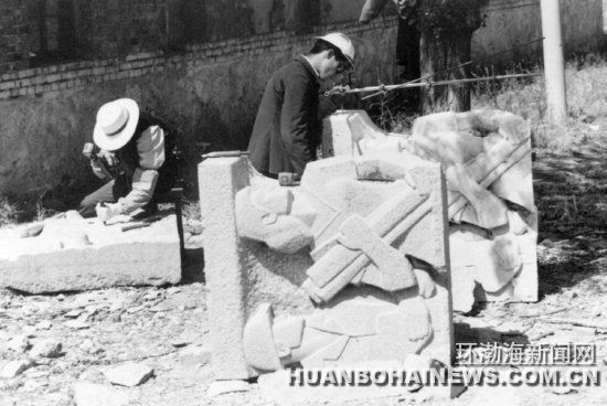 1985年清明，老唐山十中院内，师傅们正在雕刻唐山抗震纪念碑浮雕