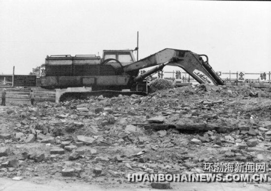 在纪念碑广场工地上，挖掘机正在施工作业。 武耀宗摄影并提供