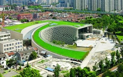 从高处俯瞰，上海自然博物馆新馆建筑形态恰如绿螺的壳体