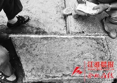 肥东县文管所工作人员在对石碑进行丈量。