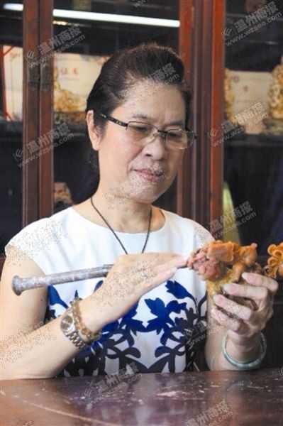 工作中的叶小微。