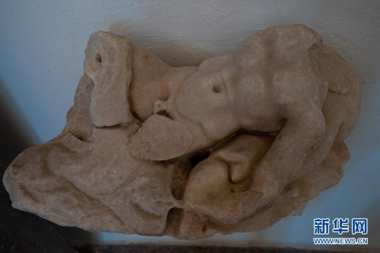 7月12日，罗得岛博物馆展示的男子躯干雕塑，为希腊化时期(公元前四世纪末至公元前一世纪末)作品，也是后世艺术家竞相模仿的对象。在古代社会，由于地处欧、亚、非三大洲交界处，罗得岛享有高度的文明，创造了辉煌的文化，尤其在雕塑艺术上达到了登峰造极的地步。产生于希腊化时期的雕塑杰作——拉奥孔(现藏于梵蒂冈博物馆)即出自古代罗得岛艺术家之手。新华网记者 刘咏秋摄