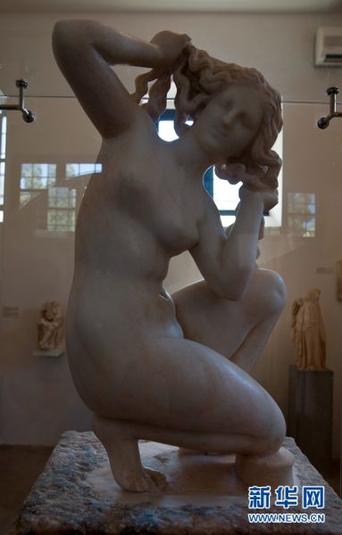 7月12日，罗得岛博物馆展示的爱神维纳斯雕像(古希腊称阿佛洛狄忒，Aphrodite)，为希腊化时期(公元前四世纪末至公元前一世纪末)作品。在古代社会，由于地处欧、亚、非三大洲交界处，罗得岛享有高度的文明，创造了辉煌的文化，尤其在雕塑艺术上达到了登峰造极的地步。产生于希腊化时期的雕塑杰作——拉奥孔(现藏于梵蒂冈博物馆)即出自古代罗得岛艺术家之手。新华网记者 刘咏秋摄
