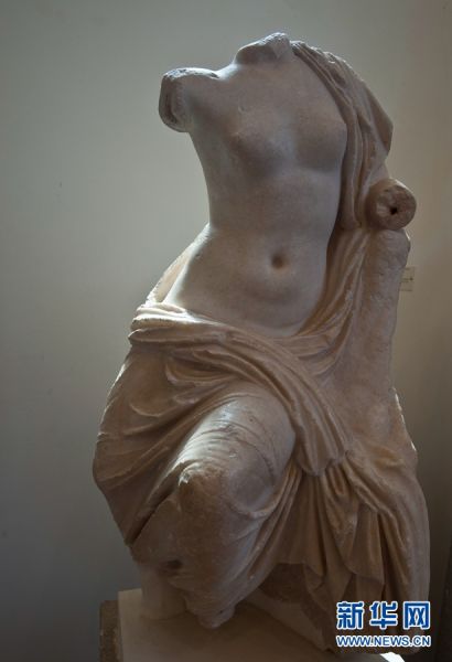 7月12日，罗得岛博物馆展示的爱神维纳斯雕像(古希腊称阿佛洛狄忒，Aphrodite)，为希腊化时期(公元前四世纪末至公元前一世纪末)作品。在古代社会，由于地处欧、亚、非三大洲交界处，罗得岛享有高度的文明，创造了辉煌的文化，尤其在雕塑艺术上达到了登峰造极的地步。产生于希腊化时期的雕塑杰作——拉奥孔(现藏于梵蒂冈博物馆)即出自古代罗得岛艺术家之手。新华网记者 刘咏秋摄