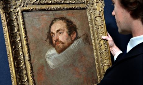 一位佳士得员工正在查看这幅估价达50万英镑的凡·戴克作品。 John Stillwell/PA 供图