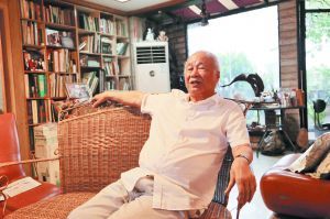 九旬潘鹤在美院家中接受记者的采访，畅谈对当下雕塑艺术市场的看法。信息时报记者 高化艳摄