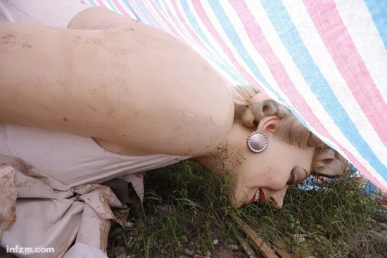 从广场上拆掉下来的梦露像从在贵港市城郊一垃圾场被转移到了一家陶器加工厂，用遮阳布遮盖了起来，为防止被陌生人拍照，还有三班倒的专人看守。 （南方周末记者 王轶庶/图）