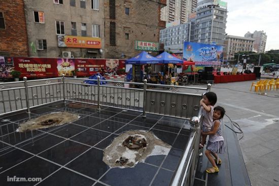 高8.18米的梦露雕塑被拆掉后，如今广场围栏杆内只留下两个偌大的空脚印。 （南方周末记者 王轶庶/图）