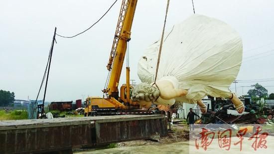 6月21日晚，雕塑被转移到另外一隐秘处。南国早报记者 周如雨摄。