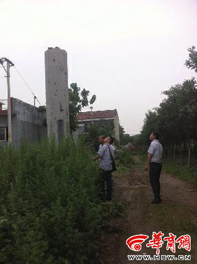 6月25日，华表上面还存着被盗时留下的红砖 华商报记者 周艳涛 摄