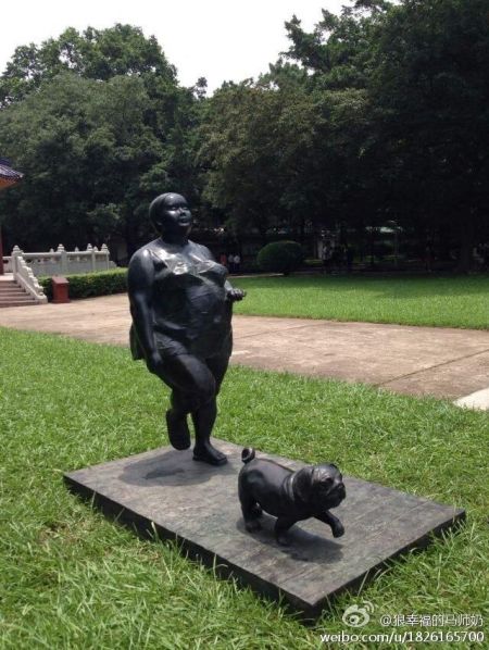 图为“肥女人”雕塑。 