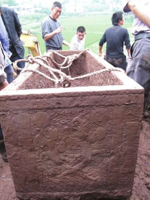 双加镇出土石棺刻有精美出行图和双阙图。