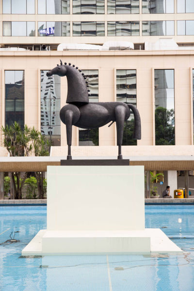 图：《马之丰碑》是法国雕塑家尚─马理．费欧理的作品