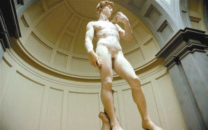 《大卫》雕像用整块大理石雕刻而成，是文艺复兴时期雕塑巨匠米开朗基罗的代表作