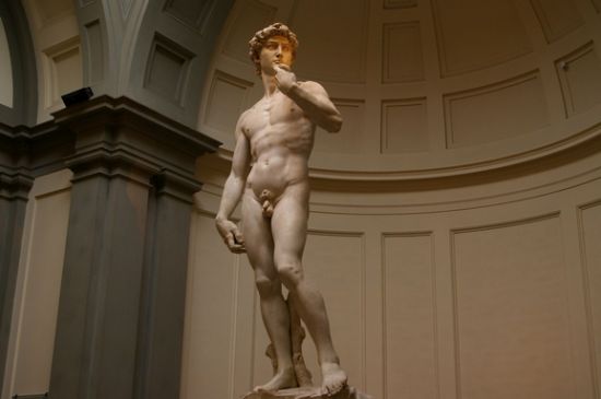 《大卫》雕像用整块大理石雕刻而成，是文艺复兴时期雕塑巨匠米开朗基罗的代表作