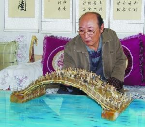 刘金禄介绍雕刻过程。