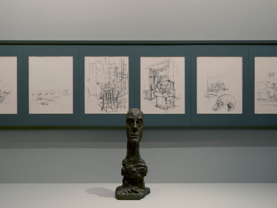 除了《无尽的巴黎》以外，“无尽的贾科梅蒂”展还包含贾科梅蒂的十多件雕塑和几幅油画作品