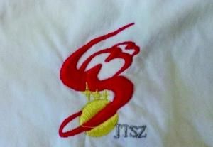 常州金坛四中的雕塑和校徽