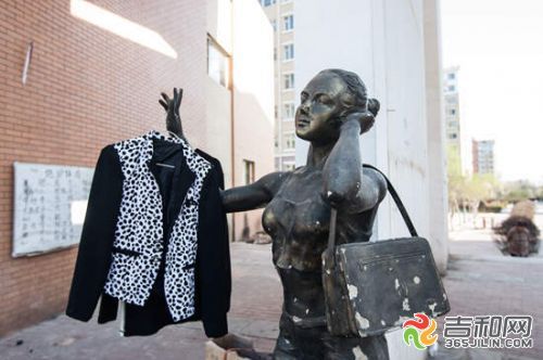 长春明珠雕像成晾衣架 破坏美感遭市民议论