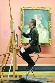 近日，在奥地利首都维也纳艺术史博物馆，画家陈丹青在临摹一幅委拉斯贵支的作品。