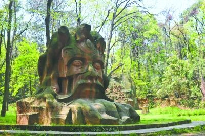 楚祖雕像记者彭年 摄