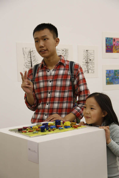 自闭症儿童周蔚然与小朋友合影